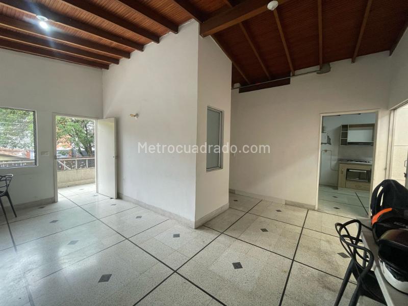 Casa de 2 Alcobas (3er piso) con 2 baños en Calasanz