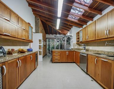 Casa de 5 alcobas en venta en Loma Del Escobero, Envigado, 407 m² · foto 13 de 20