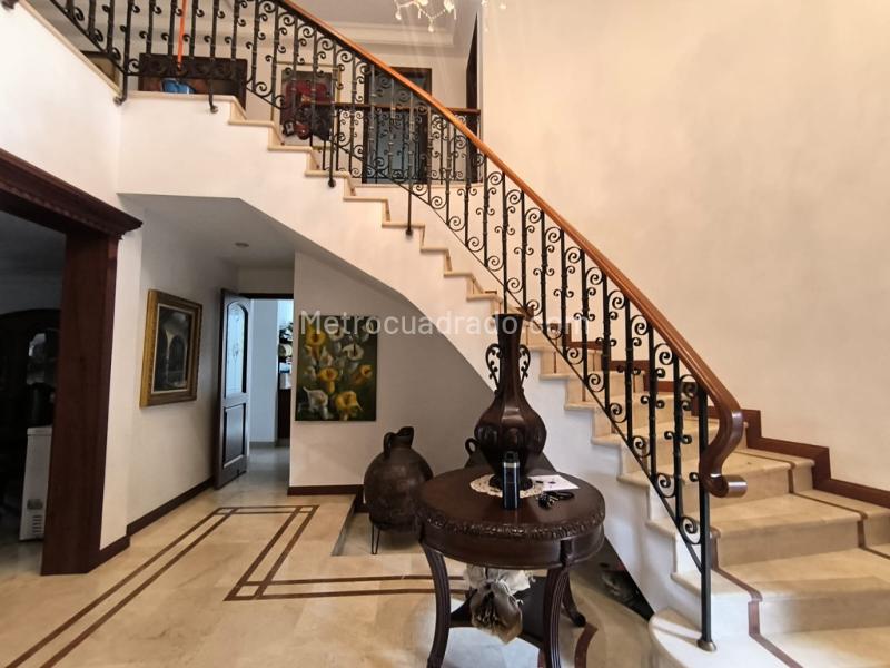 Casa Unifamiliar de 4 Alcobas y 5 Baños en Altos del Poblado - 2