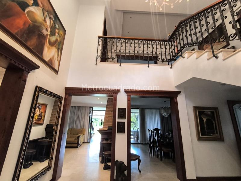 Casa Unifamiliar de 4 Alcobas y 5 Baños en Altos del Poblado - 3