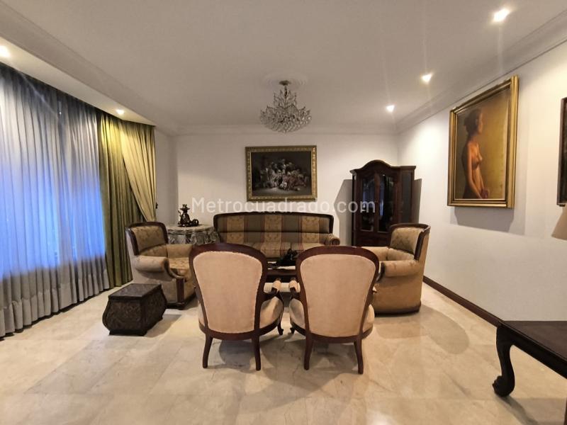 Casa Unifamiliar de 4 Alcobas y 5 Baños en Altos del Poblado - 4