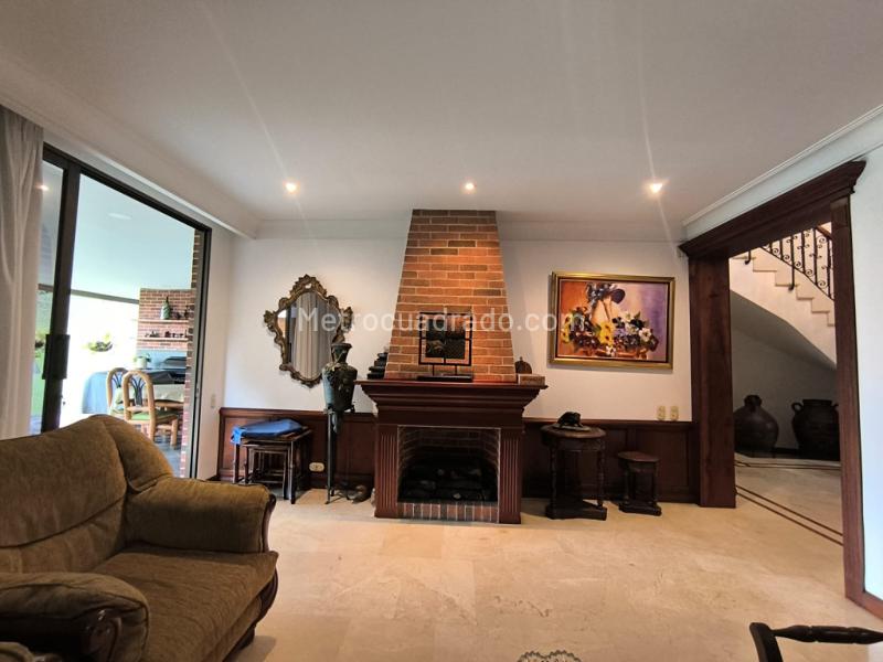 Casa Unifamiliar de 4 Alcobas y 5 Baños en Altos del Poblado - 6