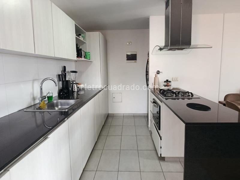 Apartamento Amoblado de 4 Alcobas en Arriendo en Carlos E Restrepo - 5