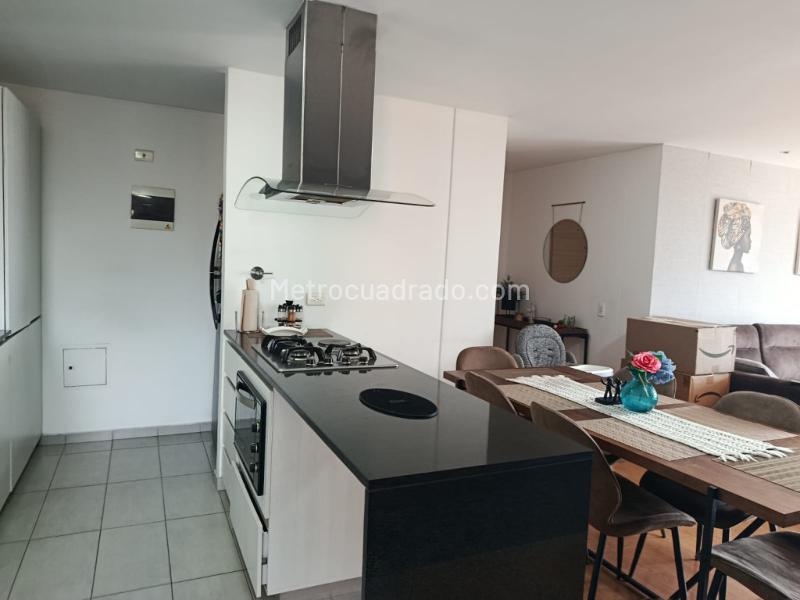 Apartamento Amoblado de 4 Alcobas en Arriendo en Carlos E Restrepo - 6