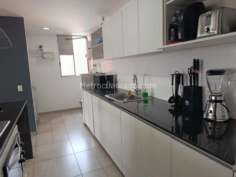 Apartamento Amoblado de 4 Alcobas en Arriendo en Carlos E Restrepo - 7