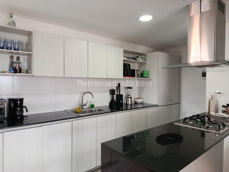 Apartamento Amoblado de 4 Alcobas en Arriendo en Carlos E Restrepo - 8