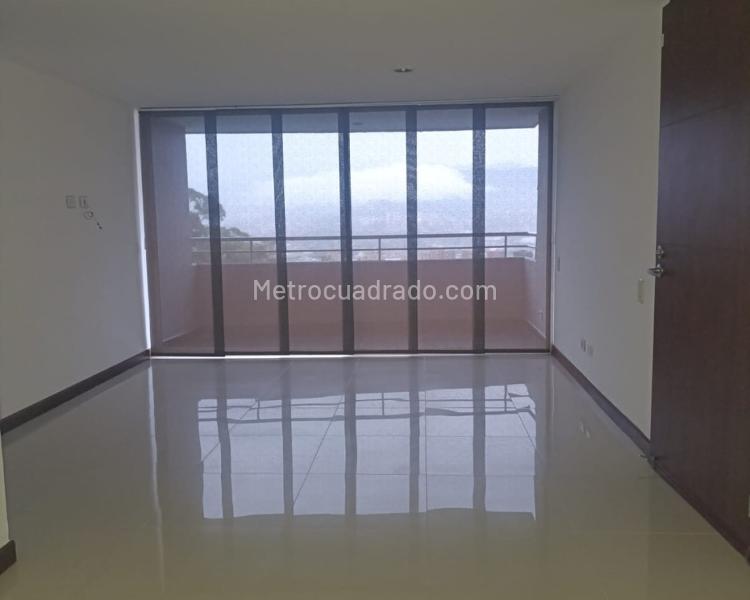 3BR Apartment with Balcony and Private Parking in Loma del Indio - 2