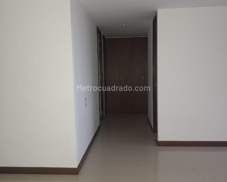 3BR Apartment with Balcony and Private Parking in Loma del Indio - 9