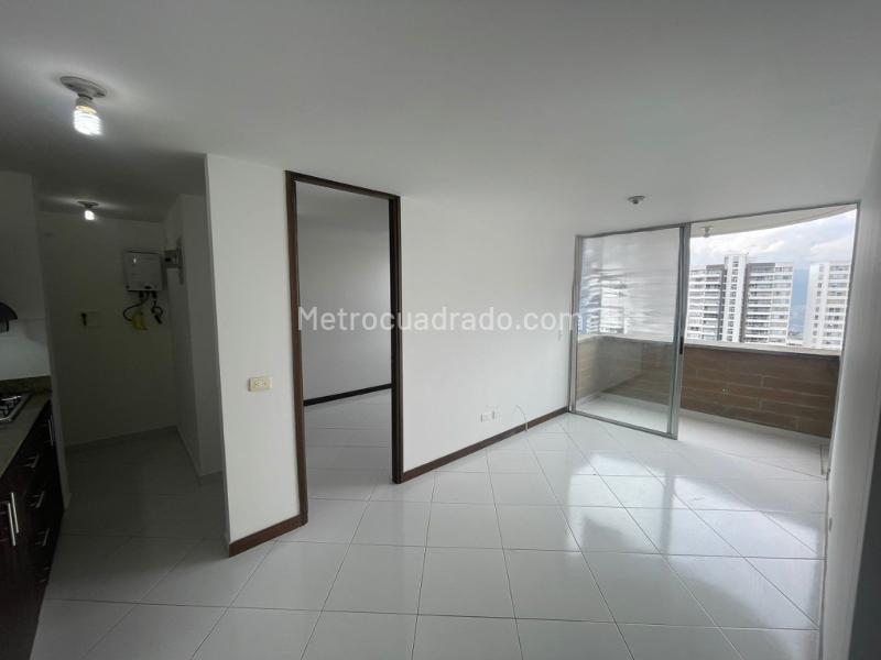 2BR Apartment with Balcony and Private Security in San Diego - 3