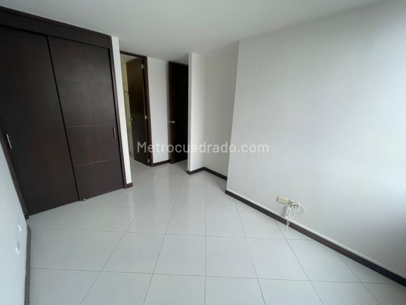 2BR Apartment with Balcony and Private Security in San Diego - 6