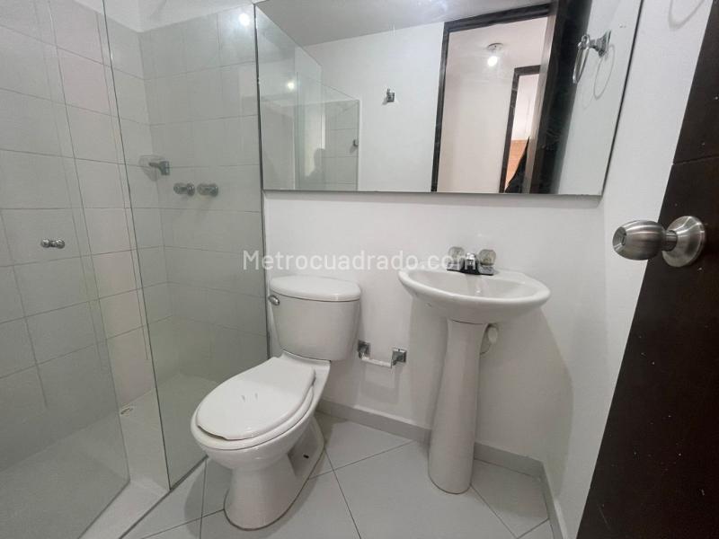 2BR Apartment with Balcony and Private Security in San Diego - 9