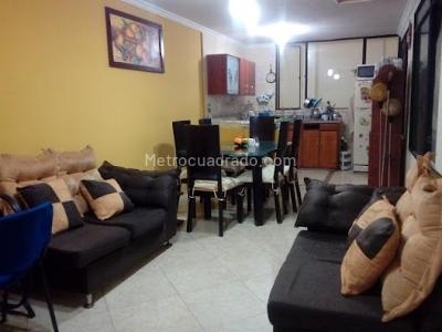 Casa de 5 alcobas en venta en L, Mosquera, 300 m² · foto 2 de 11