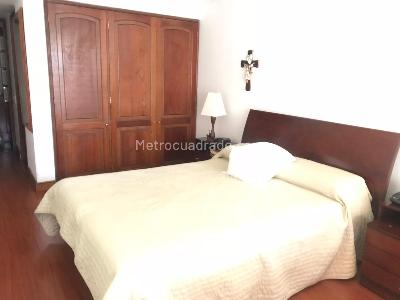 Apartamento de 3 alcobas en venta en Rosales Refugio, Bogotá, 200 m² · foto 11 de 17