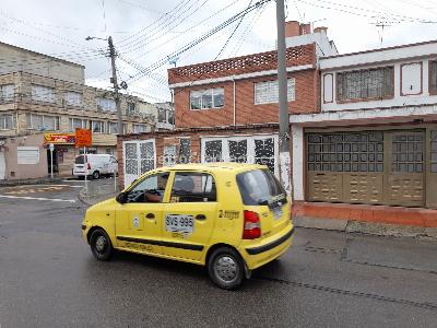 Casa de 5 alcobas en venta en Marsella, Bogotá, 460 m² · foto 3 de 4