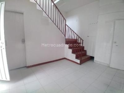 Casa de 5 alcobas en venta en Ciudad Berna, Bogotá, 400 m² · foto 2 de 13