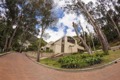 Casa de 4 alcobas en venta en Chico Reservado, Bogotá · foto 1 de 14