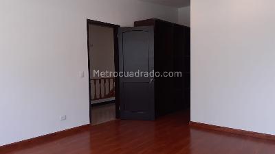 Casa de 4 alcobas en venta en Santa Barbara, Bogotá, 380 m² · foto 4 de 8