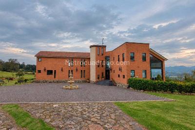 Casa de 5 alcobas en venta en Altos De Yerbabuena, Chía, 734 m² · foto 2 de 20