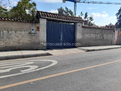 Casa de 3 alcobas en venta en Engativa Centro, Bogotá, 812 m² · foto 2 de 2