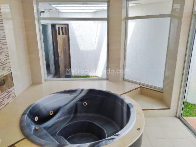 Casa de 5 alcobas en venta en Ciudad Jardin, Cali, 1615 m² · foto 8 de 16