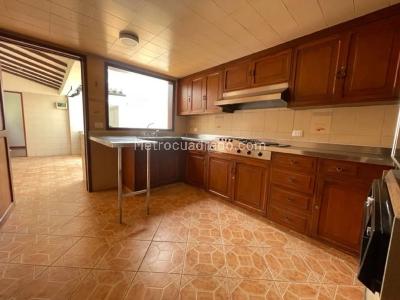 Casa de 3 alcobas en venta en Santa Ana Occidental, Bogotá, 229 m² · foto 3 de 20