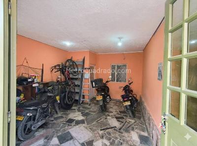 Casa de 5 alcobas en venta en Villa Elisa, Bogotá, 219 m² · foto 2 de 20