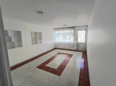 Casa de 5 alcobas en venta en Bosque Popular, Bogotá, 287 m² · foto 2 de 20