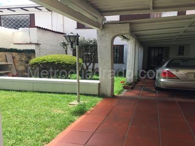 Casa de 5 alcobas en venta en El Batan, Bogotá, 300 m² · foto 2 de 16