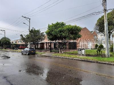 Casa de 5 alcobas en venta en Niza Antigua, Bogotá, 441 m² · foto 2 de 20