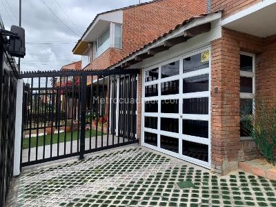 Casa de 3 alcobas en venta en Niza, Bogotá, 190 m² · foto 2 de 20