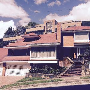 Casa de 5 alcobas en venta en El Refugio, Bogotá, 800 m² · foto 4 de 9