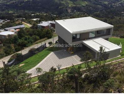 Casa de 3 alcobas en venta en La Calera, La Calera, 280 m² · foto 2 de 7