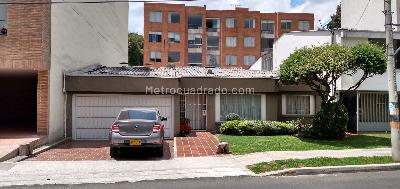 Casa de 4 alcobas en venta en Chico San Patricio, Bogotá, 300 m² · foto 1 de 12