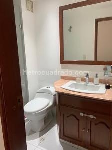 Apartamento de 3 alcobas en venta en Santa Barbara Occidental, Bogotá, 154 m² · foto 2 de 6