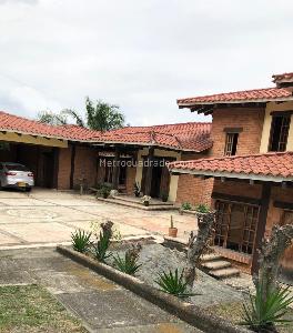 Casa de 5 alcobas en venta en Arroyohondo, Cali, 1900 m² · foto 2 de 15