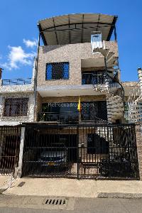 Casa de 5 alcobas en venta en Alfonso Lopez Iii Etapa, Cali, 380 m² · foto 1 de 18