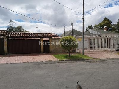 Casa de 4 alcobas en venta en Cerros De Niza, Bogotá, 350 m² · foto 2 de 19