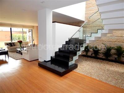 Casa de 3 alcobas en venta en San Jose De Bavaria, Bogotá, 800 m² · foto 3 de 11
