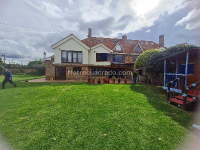 Casa de 4 alcobas en venta en San Jose De Bavaria, Bogotá, 350 m² · foto 2 de 20