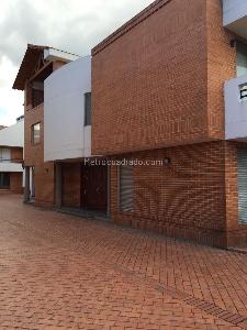 Casa de 4 alcobas en venta en San Jose De Bavaria, Bogotá, 400 m² · foto 2 de 20