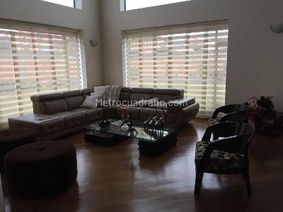 Casa de 4 alcobas en venta en San Jose De Bavaria, Bogotá, 400 m² · foto 3 de 20