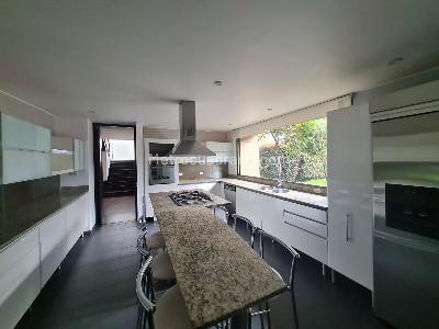 Casa de 4 alcobas en venta en San Jose De Bavaria, Bogotá, 320 m² · foto 2 de 20