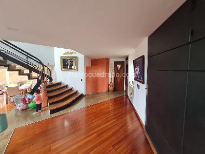 Casa de 4 alcobas en venta en San Jose De Bavaria, Bogotá, 410 m² · foto 2 de 20