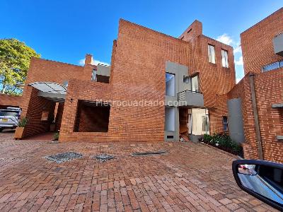 Casa de 4 alcobas en venta en San Jose De Bavaria, Bogotá, 420 m² · foto 2 de 20