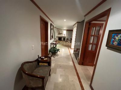 Casa de 4 alcobas en venta en San Jose De Bavaria, Bogotá, 400 m² · foto 2 de 18