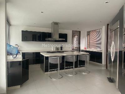 Casa de 4 alcobas en venta en San Jose De Bavaria, Bogotá, 450 m² · foto 2 de 19