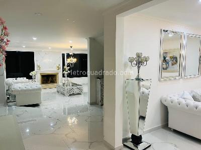 Casa de 4 alcobas en venta en San Jose De Bavaria, Bogotá, 350 m² · foto 2 de 14