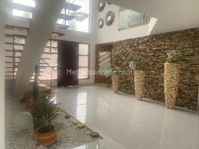 Casa de 4 alcobas en venta en San Jose De Bavaria, Bogotá, 450 m² · foto 2 de 20