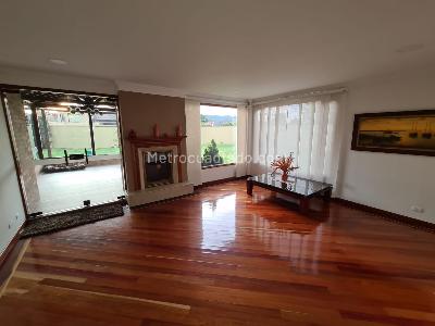 Casa de 4 alcobas en venta en San Jose De Bavaria, Bogotá, 320 m² · foto 2 de 20