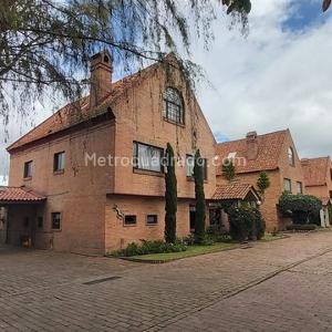 Casa de 4 alcobas en venta en San Jose De Bavaria, Bogotá, 330 m² · foto 2 de 17